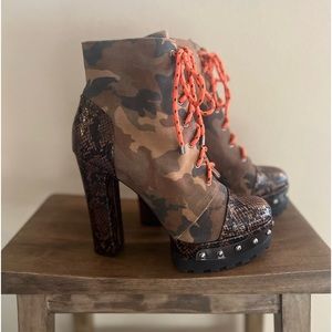 Jessica Simpson
Irella Camo/Snake Print Lug Sole Platform Booties Size 8.5